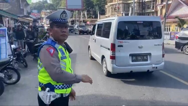 BERJAGA: Polisi berjaga mengantisipasi kemacetan arus lalu lintas di jalan wisata Danau Toba. (Foto Dok/Polda Sumut)