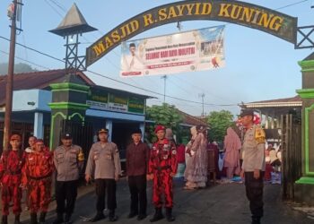 Polres Purbalingga melaksanakan pengamanan salat Idul Fitri 1445 Hijriah yang dilaksanakan oleh jemaah Islam Alif Rebo Wage (Aboge). Kegiatan bertempat di Masjid Raden Sayyid Kuning, Desa Onje, Kecamatan Mrebet, Kabupaten Purbalingga, Jumat (12/4/2024) pagi.