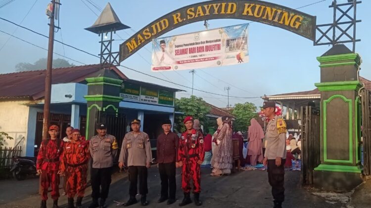 Polres Purbalingga melaksanakan pengamanan salat Idul Fitri 1445 Hijriah yang dilaksanakan oleh jemaah Islam Alif Rebo Wage (Aboge). Kegiatan bertempat di Masjid Raden Sayyid Kuning, Desa Onje, Kecamatan Mrebet, Kabupaten Purbalingga, Jumat (12/4/2024) pagi.