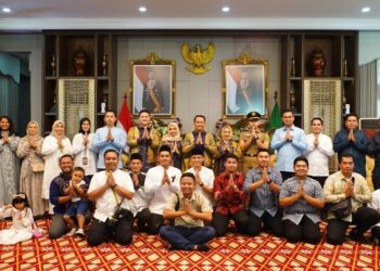 Penjabat (Pj) Gubernur Sumsel Agus Fatoni menggelar open house hari kedua Hari Raya Idul Fitri 1445 H bersama Kepala Daerah Kab/Kota Sumatera Selatan bertempat di Griya Agung, Kamis, (11/4/2024). Selaku tuan rumah, Fatoni didampingi Pj Ketua TP PKK Sumsel, Tyas Fatoni dan ketiga buah hatinya, Adien, Are dan Asa menerima sejumlah Bupati/Walikota dan forkopimda kab/kota se-Sumsel didampingi OPD masing-masing daerah