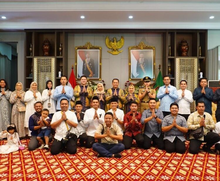 Penjabat (Pj) Gubernur Sumsel Agus Fatoni menggelar open house hari kedua Hari Raya Idul Fitri 1445 H bersama Kepala Daerah Kab/Kota Sumatera Selatan bertempat di Griya Agung, Kamis, (11/4/2024). Selaku tuan rumah, Fatoni didampingi Pj Ketua TP PKK Sumsel, Tyas Fatoni dan ketiga buah hatinya, Adien, Are dan Asa menerima sejumlah Bupati/Walikota dan forkopimda kab/kota se-Sumsel didampingi OPD masing-masing daerah