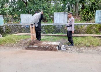 Polsek Mrebet Polres PurbaIingga merespon cepat informasi adanya warga sejumlah desa menerbangkan balon udara di wilayah Kecamatan Mrebet, Kabupaten Purbalingga, Jumat (12/4/2024). Polisi mendatangi sejumlah lokasi mencegah agar balon udara tidak diterbangkan.