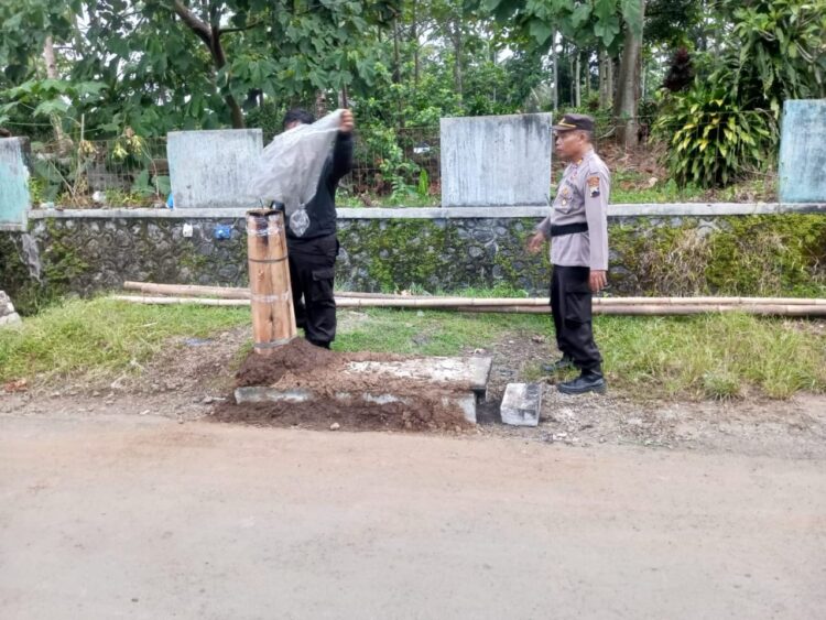 Polsek Mrebet Polres PurbaIingga merespon cepat informasi adanya warga sejumlah desa menerbangkan balon udara di wilayah Kecamatan Mrebet, Kabupaten Purbalingga, Jumat (12/4/2024). Polisi mendatangi sejumlah lokasi mencegah agar balon udara tidak diterbangkan.