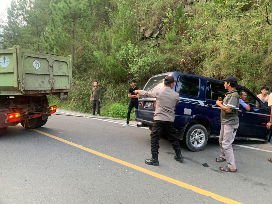 Personel Pos Pengamanan Simpang Tiga Tele Kecamatan Harian membantu pengunjung yang mengalami Sepada Motor jatuh ke Jurang Tele. Kedua menampilkan anggota Pos Pengamanan mendorong mobil mogok di Simpang Tiga Tele Kec.Harian dan di Simpang Empat Jl Gereja Kec. Pangururan.