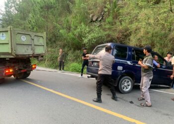 Personel Pos Pengamanan Simpang Tiga Tele Kecamatan Harian membantu pengunjung yang mengalami Sepada Motor jatuh ke Jurang Tele. Kedua menampilkan anggota Pos Pengamanan mendorong mobil mogok di Simpang Tiga Tele Kec.Harian dan di Simpang Empat Jl Gereja Kec. Pangururan.