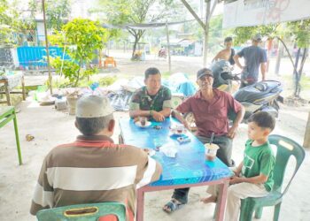 Babinsa Koramil 10/Tnl Kodim 0103/Aceh Utara Serda Rasmadi melaksanakan Halal Bihalal dengan warga binaan guna menjalin silaturahmi sekaligus memantau situasi kondisi Kamtibmas selama perayaan lebaran bertempat di Desa Blang jreun, Kecamatan Tanah Luas, Kabupaten Aceh Utara, Sabtu (13/04/2024).