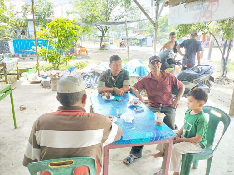 Babinsa Koramil 10/Tnl Kodim 0103/Aceh Utara Serda Rasmadi melaksanakan Halal Bihalal dengan warga binaan guna menjalin silaturahmi sekaligus memantau situasi kondisi Kamtibmas selama perayaan lebaran bertempat di Desa Blang jreun, Kecamatan Tanah Luas, Kabupaten Aceh Utara, Sabtu (13/04/2024).