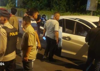 Polsek Sario Polresta Manado melakukan pengamanan dan olah Tempat Kejadian Perkara (TKP) setelah ditemukannya mayat seorang pria di dalam mobil HRV warna putih di Kelurahan Sario Tumpaan lingkungan V Kecamatan Sario. Korban, Lucky Daud Sondakh (55 tahun), ditemukan dalam posisi tertidur di kursi sopir pada hari Sabtu, 13 April 2024, pukul 03.30 WITA.