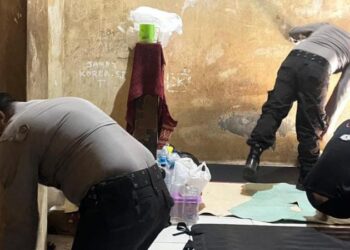 Satuan Samapta Polresta Manado melakukan pemeriksaan rutin di ruang tahanan untuk memastikan keamanan dan kelayakan tempat penahanan. Pemeriksaan dilakukan secara menyeluruh, termasuk pengecekan kebersihan ruangan, kondisi fasilitas, dan ketersediaan kebutuhan dasar bagi tahanan, Sabtu (13/4/2024).