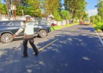Satuan Lalu Lintas (Sat Lantas) telah melaksanakan operasi cakalang yang intensif. Operasi ini dilakukan dengan tujuan untuk meningkatkan kepatuhan masyarakat terhadap aturan lalu lintas dan menjaga kelancaran arus kendaraan, Sabtu (13/4/2024).