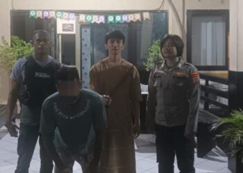 Seorang lelaki berusia 23 tahun, yang diidentifikasi sebagai DM, telah diamankan oleh pihak berwenang karena melakukan penganiayaan menggunakan senjata tajam di Perum Bhayangkara, kamis (11/4/2024).