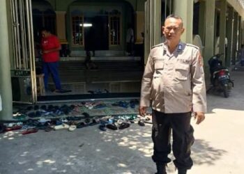 Bhabinkamtibmas (Bintara Pembina Keamanan dan Ketertiban Masyarakat) Polresta Manado, dengan tekad yang kuat, melaksanakan Paja Somat (Pemantauan, Jaga, dan Patroli Sosial Masyarakat). Kali ini, fokusnya adalah menjaga gereja dan memfasilitasi pelaksanaan Sholat Jumat di masjid, Jumat (13/4/2024).