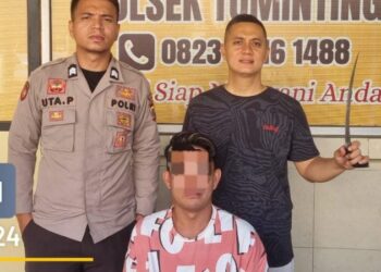 Polsek Tuminting berhasil mengamankan seorang pemuda yang diduga melakukan pengancaman dengan senjata tajam di Kelurahan Sumompo Lingkungan I, Kecamatan Tuminting, Kota Manado. Kejadian ini terjadi pada hari Sabtu, 13 April 2024, sekitar pukul 03.00 WITA.