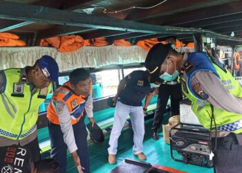 Personil dari Pos Pelayanan Tomok Ops Ketupat Toba 2024 Polres Samosir, di bawah komando IPDA Denny B Siregar, S.H., melakukan pengecekan terhadap kelayakan kapal motor penumpang Tomok Tour dan Pariwisata di Desa Tomok Kecamatan Simanindo, Kabupaten Samosir. Minggu,(14/04/2024).