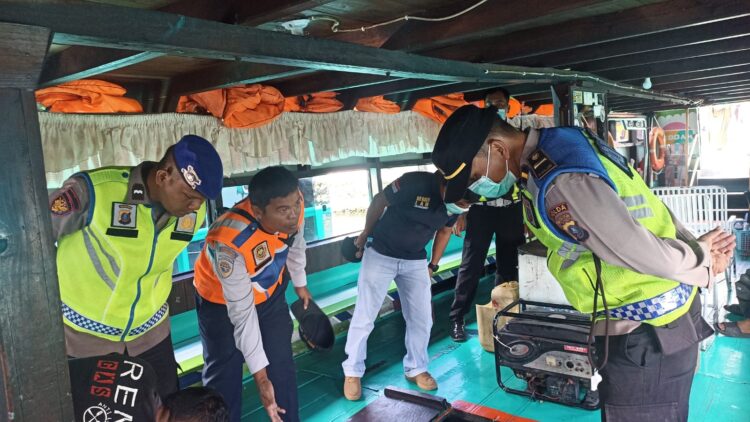 Personil dari Pos Pelayanan Tomok Ops Ketupat Toba 2024 Polres Samosir, di bawah komando IPDA Denny B Siregar, S.H., melakukan pengecekan terhadap kelayakan kapal motor penumpang Tomok Tour dan Pariwisata di Desa Tomok Kecamatan Simanindo, Kabupaten Samosir. Minggu,(14/04/2024).