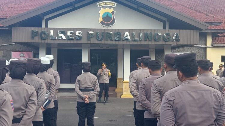 Polres Purbalingga menambah personel untuk mempertebal pengamanan di jalur arus balik lebaran 2024. Personel tambahan melaksanakan apel pagi di Mapolres Purbalingga, Minggu (14/4/2024) pagi
