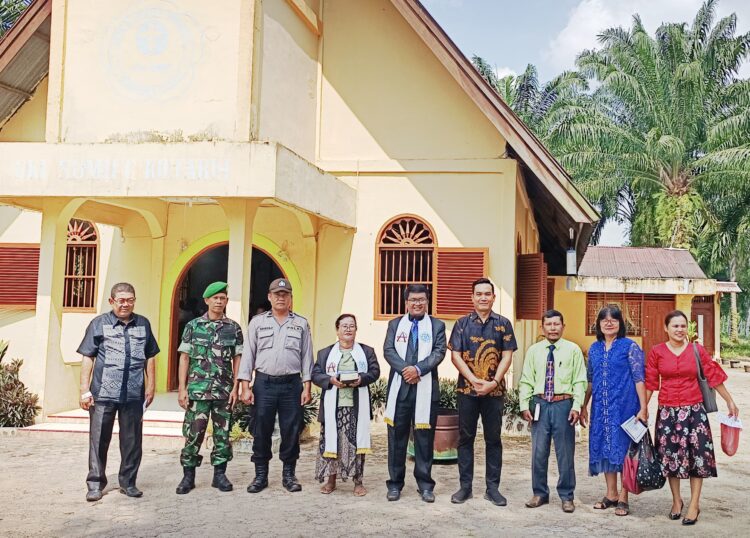 FOTO BERSAMA: Personel Polsek Kotarih Polres Sergai (Sumut) bersama-sama Komando Rayon Militer (Koramil) 17/KTR Kodim 0204/Deli Serdang foto bersama pelayan gereja saat melaksanakan patroli Minggu Kasih, Minggu (14/4/2024). (Foto Dok/ Polres)