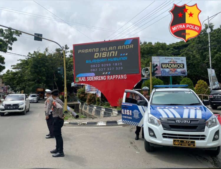 Unit Kamsel Sat Lantas Polres Sidrap melakukan penerangan keliling dengan memberikan himbauan untuk tertib berlalu lintas guna mencegah terjadinya kecelakaan lalu lintas di momen arus belik lebaran. Kegiatan tersebut dipimpin langsung oleh Kanit Kamsel Satlantas Polres Sidrap, Aipda Suryadi bersama anggota Kamsel Sat Lantas Polres Sidrap di beberapa titik yang ada di Wilayah Hukum Polres Sidrap.