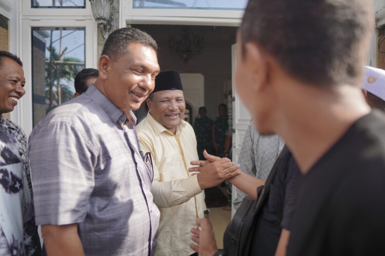 Keluarga Besar H. Mukhlis Cut Hasan, SH, ST atau yang lebih dikenal dengan Haji Mukhlis Takabeya, Direktur PT Takabeya Perkasa Group, yang juga Ketua DPD Partai Golkar Bireuen sekaligus Bacalon Bupati Bireuen melaksanakan acara ”Open House” (Halal Bil Halal) di kediamannya Desa Pulo Ara, Geudong Teungoh, Kota Juang Bireuen, pada Hari Raya ke 3 Idul Fitri 1445 H atau pada Jum'at, 12 April 2024.