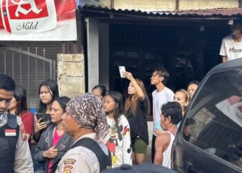 Polresta Manado berhasil mengatasi situasi keributan yang terjadi antara pemuda di Kelurahan Banjer, Kecamatan Tikala. Kejadian ini bermula pada hari Minggu, tanggal 14 April 2024, sekitar pukul 02.00 dini hari, ketika sekelompok pemuda dari lingkungan V Kecamatan Tikala menyerang pemuda dari lingkungan IV Kelurahan Banjer