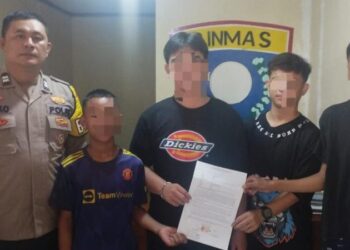Bhabinkamtibmas Polsek Tuminting, berhasil menyelesaikan kasus penganiayaan yang terjadi di wilayahnya melalui pendekatan problem solving. Kasus ini melibatkan dua remaja yang terlibat dalam konflik kecil yang berujung pada tindakan kekerasan fisik, Minggu (14/4/2024).