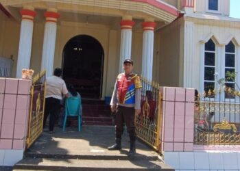Dalam rangka menjaga keamanan dan ketertiban masyarakat, Bhabinkamtibmas dari Polsek Bunaken, Sulawesi Utara, melakukan patroli di sekitar gereja-gereja pada hari Minggu (14/4/2024).