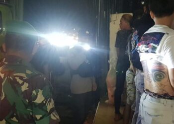 Polsek Malalayang menggelar patroli gabungan dengan melibatkan personel TNI dan unsur Reskom. Kegiatan ini merupakan bagian dari Program KRYD (Kegiatan Rutin Yang Ditingkatkan) yang bertujuan untuk meningkatkan kehadiran dan responsivitas aparat kepolisian di tengah masyarakat, Sabtu (13/4/2024).