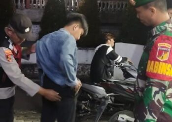 Polsek Tombulu bekerja sama dengan unsur TNI Koramil Pineleng melaksanakan kegiatan patroli gabungan untuk mencegah gangguan kamtibmas.