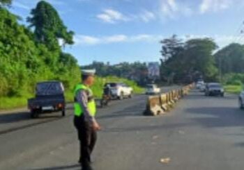 Personel Satuan Lalu Lintas (Sat Lantas) telah melaksanakan Turjawali pada Minggu, (14/4/2024). Turjawali merupakan operasi gabungan yang meliputi pengaturan, penjagaan, pengawalan, dan patroli di titik-titik strategis guna mengatasi meningkatnya volume kendaraan dan memastikan keamanan serta ketertiban di jalan raya.
