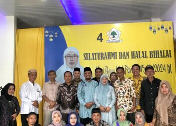 Ketua Dewan Pimpinan Daerah (DPD) II Partai Golkar Purbalingga, Hj. Tenny Juliawati, S.E., yang juga merupakan Wakil ketua DPRD, menggelar acara silaturahmi dan halal bihalal dikediamnya Kembaran Kulon, Kecamatan Purbalingga. Senin 15/04/24. Acara tersebut dihadiri oleh berbagai pengurus, kader, dan simpatisan Partai Golkar Serta masyarakat umum.
