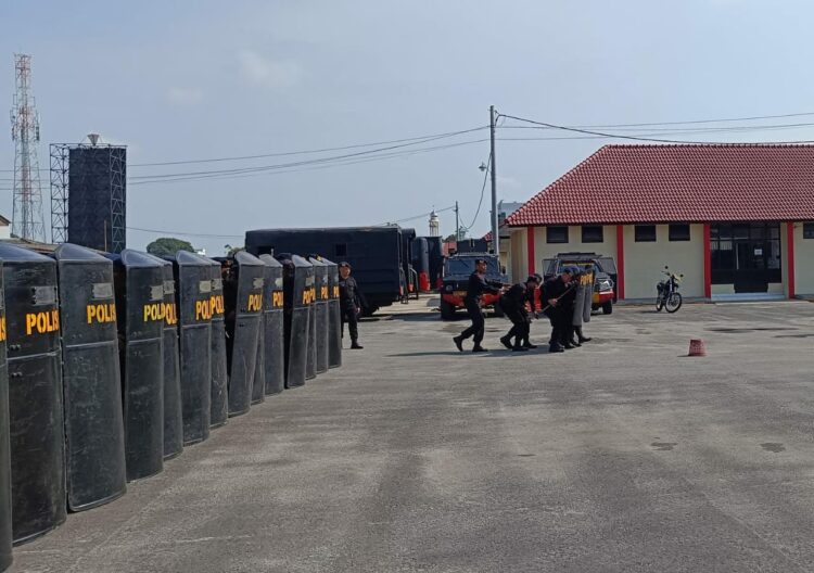 PHH: Personel Satuan Brimob Polda Sumut menggelar latihan Penindakan Huru Hara (PHH) di Lapangan Mako Sat Brimob Polda Sumut, Jalan Bhayangkara, Indra Kasih, Kecamatan Medan Tembung, Kota Medan, Senin (15/4/2024). (Foto Dok/ Polda Sumut)