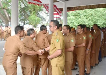 Masih dalam suasana hari raya Idul Fitri 1445 H/2024 M, Pemerintah Kota Sabang menggelar kegiatan silaturahmi dan halal bihalal di hari pertama masuk kerja. Kegiatan yang di gelar di halaman kantor Wali Kota Sabang tersebut dihadiri seluruh Aparatur Sipil Negara (ASN) dan non ASN di lingkungan Pemerintah Kota Sabang.