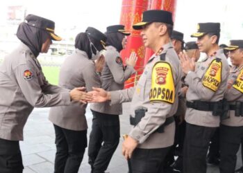 Kepolisian Daerah (Polda) Sumatera Selatan melaksanakan apel pagi yang dilanjutkan dengan kegiatan halal bihalal bersama Personil Satker Polda Sumsel setelah menjalani cuti bersama lebaran Idul Fitri 1445 H, Selasa (16/04/24) Pagi.