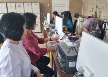 LIMPAHKAN: Penyidik Subdit IV Renakta Direktorat Reskrimum Polda Sumut melimpahkan berkas perkara tersangka Ninawati, Selasa (16/4/2024). (Foto Dok/ Polda Sumut)