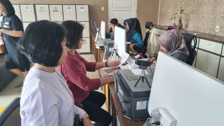 LIMPAHKAN: Penyidik Subdit IV Renakta Direktorat Reskrimum Polda Sumut melimpahkan berkas perkara tersangka Ninawati, Selasa (16/4/2024). (Foto Dok/ Polda Sumut)