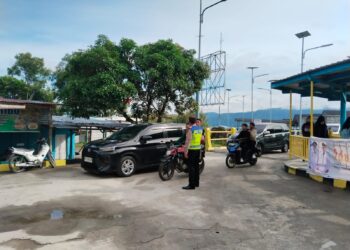 Polres Samosir melanjutkan upaya pengamanan dengan meluncurkan Kegiatan Rutin yang Ditingkatkan (KRYD). Melibatkan 73 personel Polres Samosir dengan peran yang terbagi, kegiatan ini bertujuan memastikan keamanan dan kelancaran lalu lintas di daerah tersebut. Rabu, (17/03/2024)