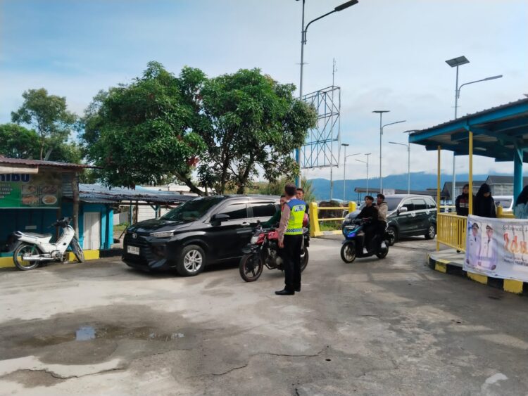 Polres Samosir melanjutkan upaya pengamanan dengan meluncurkan Kegiatan Rutin yang Ditingkatkan (KRYD). Melibatkan 73 personel Polres Samosir dengan peran yang terbagi, kegiatan ini bertujuan memastikan keamanan dan kelancaran lalu lintas di daerah tersebut. Rabu, (17/03/2024)