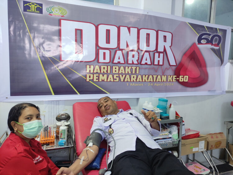 Lembaga Pemasyarakatan (Lapas) Kelas IIB Bitung Kanwil Kemenkumham Sulawesi Utara menggelar kegiatan donor darah. Bertempat di Unit Transfusi Darah Palang Merah Indonesia (PMI) Kota Bitung, pegawai Lapas Bitung secara sukarela mendonorkan darahnya. Kegiatan diawali dengan pengisian formulir pendonor, pemeriksaan darah, dan pengambilan darah.