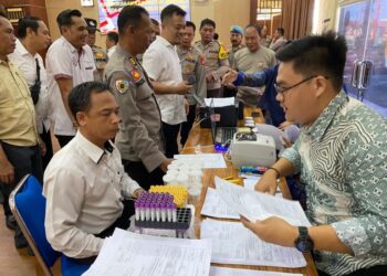 Pemeriksaan kesehatan secara berkala personil Polres OKU Selatan yang di gelar di SPKT Polres OKU Selatan, Rabu (27/04/2024).
