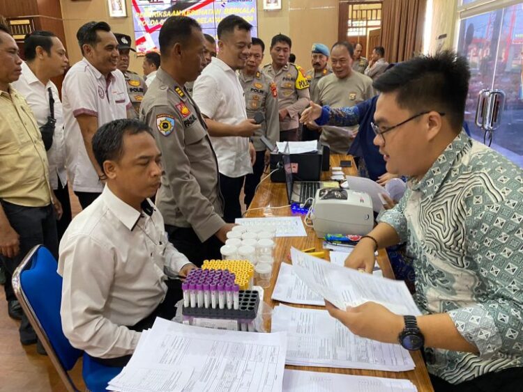 Pemeriksaan kesehatan secara berkala personil Polres OKU Selatan yang di gelar di SPKT Polres OKU Selatan, Rabu (27/04/2024).