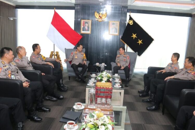 Kapolda Sumsel diwakili Wakapolda Sumsel Brigjen Pol M. Zulkarnain, SIK, MSi menerima kunjungan Tim Pengawas Operasi (Wasops) Ketupat 2024 dari Itwasum Polri, Rabu (17/4/2024).