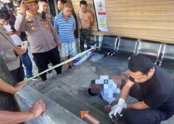 Penemuan Mayat di depan tempat pangkas rambut ‘The Mark’ di Kelurahan Sario Tumpaan Lingkungan II, Kota Manado, seorang pria ditemukan telah meninggal dunia. Identitasnya diidentifikasi sebagai Aser Yemel, seorang mahasiswa berusia 22 tahun, Rabu (17/4/2024).