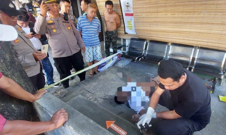 Penemuan Mayat di depan tempat pangkas rambut ‘The Mark’ di Kelurahan Sario Tumpaan Lingkungan II, Kota Manado, seorang pria ditemukan telah meninggal dunia. Identitasnya diidentifikasi sebagai Aser Yemel, seorang mahasiswa berusia 22 tahun, Rabu (17/4/2024).