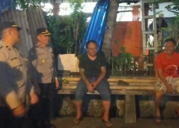Polsek Tikala terus mengintensifkan upaya dalam menjaga keamanan dan ketertiban di wilayah hukumnya dengan melakukan patroli dialogis di beberapa kelurahan. Salah satunya adalah Kelurahan Banjer, khususnya Lingkungan IV, V, dan VI, Selasa (16/4/2024) malam.