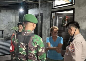 Polresta Manado dan Kodim 1309 Manado telah menggelar kegiatan patroli jalan kaki di Kelurahan Banjer. Dalam kegiatan yang dilaksanakan tersebut, petugas dari kedua instansi tersebut menyampaikan himbauan kamtibmas kepada warga setempat, Selasa (16/4/2024) malam.