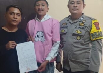 Bhabinkamtibmas dari Polsek Tuminting telah berhasil menyelesaikan kasus penganiayaan melalui pendekatan problem solving. Kasus ini melibatkan konflik antarwarga yang mengakibatkan kekerasan fisik, Rabu (17/4/2024).