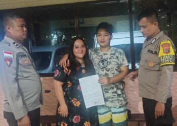 Babinkamtibmas Polsek Wanea, Bripka Alpredi Tondok, menunjukkan dedikasinya dalam menangani kasus Kekerasan Dalam Rumah Tangga (KDRT) dengan pendekatan proaktif. Dalam upaya penyelesaian kasus tersebut, Bhabinkamtibmas Polsek Wanea menggunakan pendekatan problem solving yang efektif, Selasa (16/4/2024).