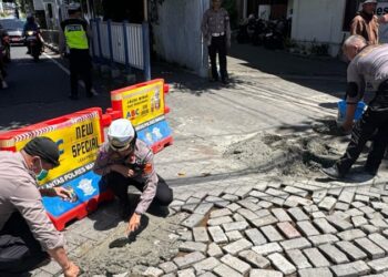 Satuan Lalulintas Polresta Manado telah melakukan tindakan preventif dengan melakukan pengecoran jalan berlubang di jalan Sudirman yang mengarah ke jalan Suprapto, tepatnya di tugu zero point.