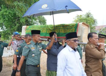 Dandim 0103/Aceh Utara Letkol Kav Makhyar S.T.,M.M.,M.H.I., didampingi Perwira Staf Kodim 0103/Aceh Utara melayat ke rumah duka sekaligus menghadiri pemakaman Almarhumah Mariani istri dari Sertu Dedi Ardianto anggota Koramil 03/Dwt, bertempat di desa keude, Kecamatan Dewantara, Kota Lhokseumawe, Rabu (17/04/2024).