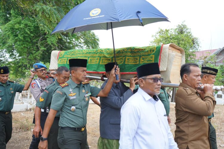 Dandim 0103/Aceh Utara Letkol Kav Makhyar S.T.,M.M.,M.H.I., didampingi Perwira Staf Kodim 0103/Aceh Utara melayat ke rumah duka sekaligus menghadiri pemakaman Almarhumah Mariani istri dari Sertu Dedi Ardianto anggota Koramil 03/Dwt, bertempat di desa keude, Kecamatan Dewantara, Kota Lhokseumawe, Rabu (17/04/2024).